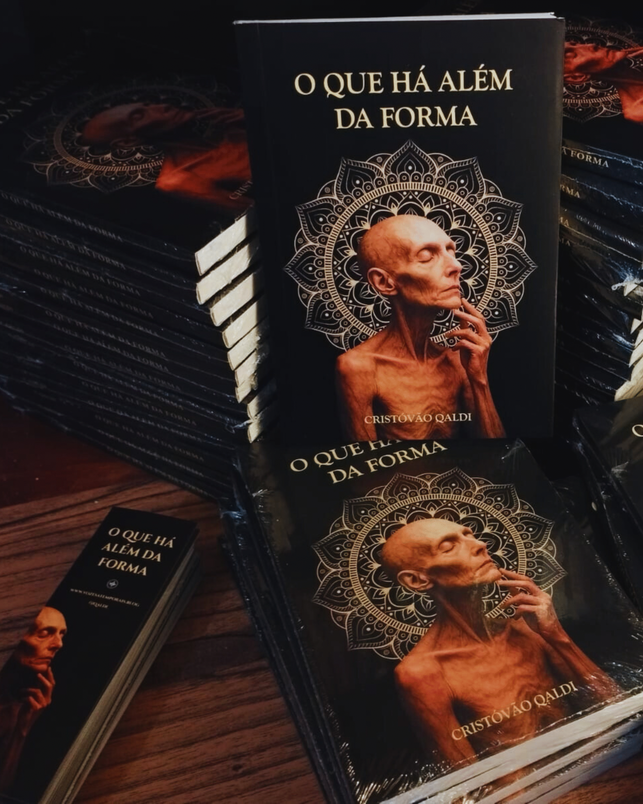 Livros empilhados O Que Há Além da Forma